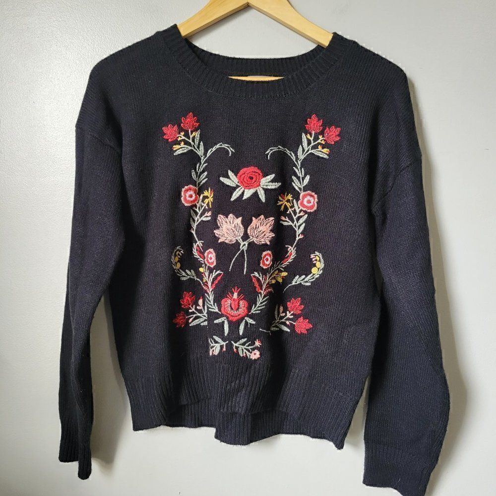 EUC CHARLOTTE RUSSE EMBROIDERED SWEATER TOP SIZE M